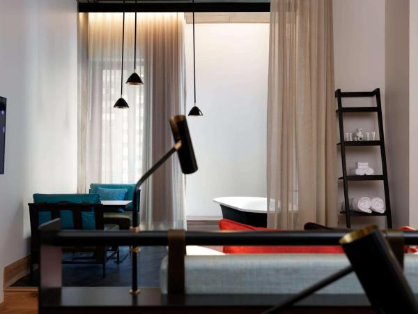 QT Melbourne : photo 2 de la chambre hébergement lit king-size d'angle qt 