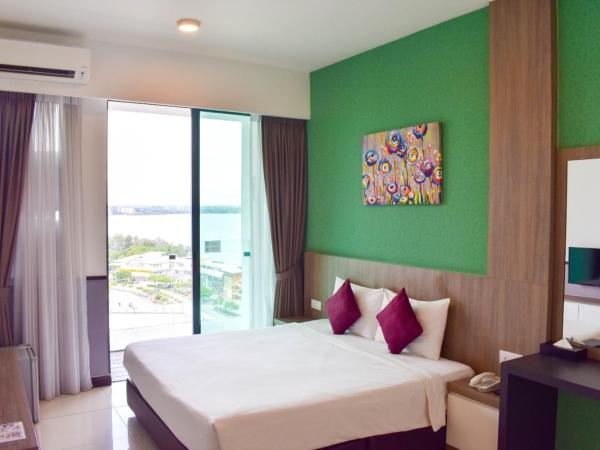D'Wharf Hotel & Serviced Residence : photo 1 de la chambre chambre lit king-size supérieure