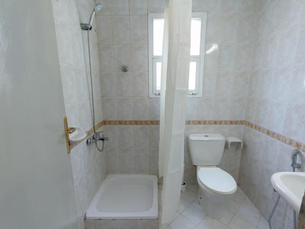 Comfortable Private Rooms in Compound Housing : photo 4 de la chambre chambre double avec salle de bains privative