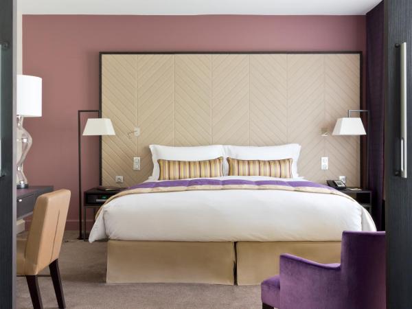 Sofitel Strasbourg Grande Ile : photo 3 de la chambre suite prestige avec 1 lit king-size, salon séparé et vue