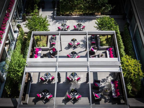 Sofitel Strasbourg Grande Ile : photo 6 de la chambre suite prestige avec 1 lit king-size, salon séparé et vue