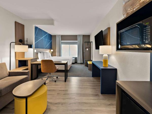 Comfort Suites Columbus East Broad : photo 1 de la chambre suite lit king-size avec canapé-lit - non-fumeurs