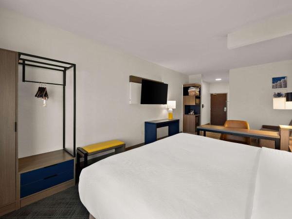 Comfort Suites Columbus East Broad : photo 3 de la chambre suite lit king-size avec canapé-lit - non-fumeurs