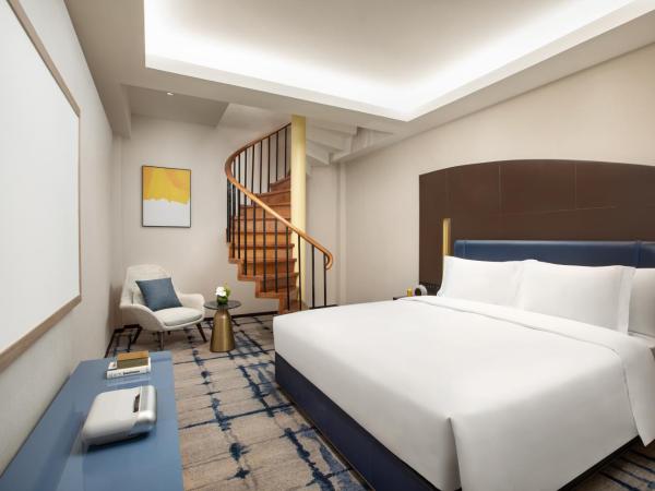 voco Wuhan Xinhua, an IHG Hotel : photo 10 de la chambre suite lit king-size - accès au salon