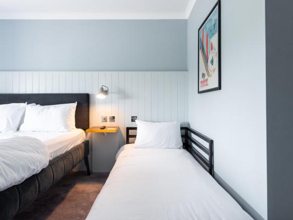 Village Hotel Blackpool : photo 2 de la chambre family room, 1 double bed with sofa bed