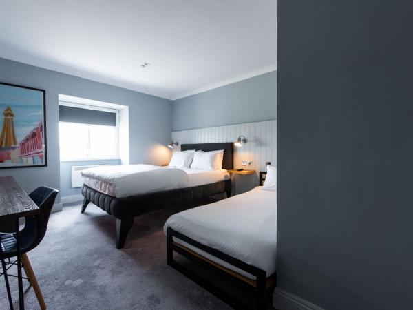 Village Hotel Blackpool : photo 4 de la chambre family room, 1 double bed with sofa bed