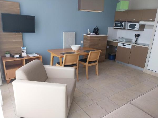 Residence Reine Marine : photo 2 de la chambre appartement 1 chambre (4 adultes) avec vue partielle sur la mer
