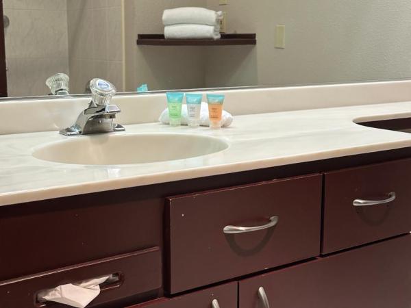 Sojourn Suites Portland Airport : photo 8 de la chambre chambre avec 2 grands lits queen-size 