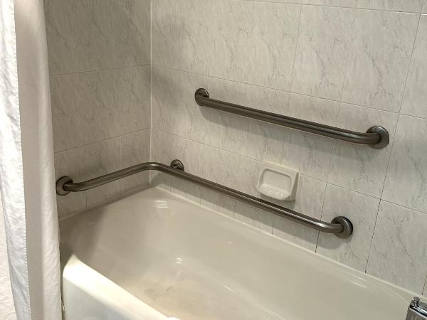 Sojourn Suites Portland Airport : photo 1 de la chambre chambre lit king-size avec canapé-lit