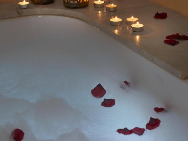 Alcoba del Rey de Sevilla : photo 1 de la chambre suite lit queen-size avec baignoire spa