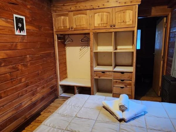 Cuatro Cerros Hostel : photo 2 de la chambre chambre double ou lits jumeaux avec salle de bains privative