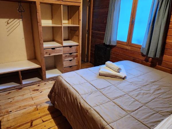 Cuatro Cerros Hostel : photo 3 de la chambre chambre double ou lits jumeaux avec salle de bains privative