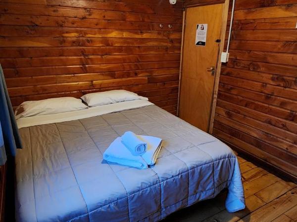 Cuatro Cerros Hostel : photo 4 de la chambre chambre double ou lits jumeaux avec salle de bains privative