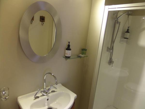 Designer Cottage : photo 10 de la chambre chambre double avec salle de bains privative