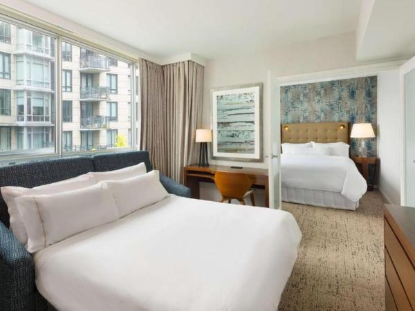 Hilton Vancouver Downtown, BC, Canada : photo 4 de la chambre suite de luxe avec lit king-size - vue sur ville