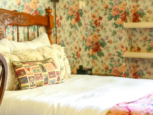 Petite Auberge : photo 1 de la chambre chambre lit queen-size avec cheminée