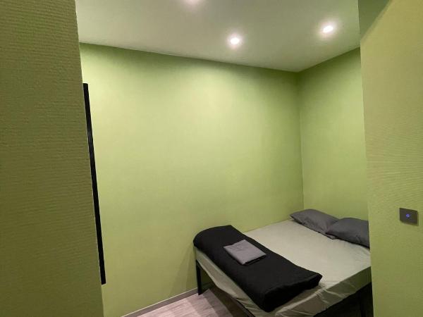 European District Hostel : photo 5 de la chambre chambre double avec salle de bains commune