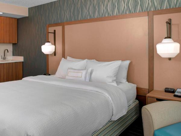 Fairfield Inn & Suites by Marriott Virginia Beach Oceanfront : photo 1 de la chambre chambre lit king-size et balcon - vue frontale sur océan