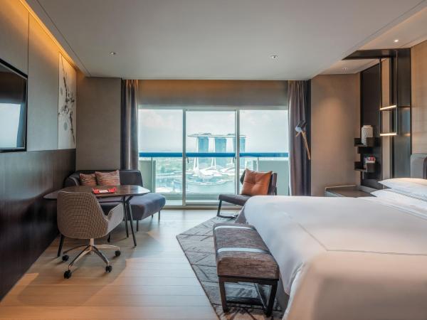 Swissotel The Stamford Singapore : photo 6 de la chambre swiss prestige marina bay, 1 king, high floor, balcony, marina bay view