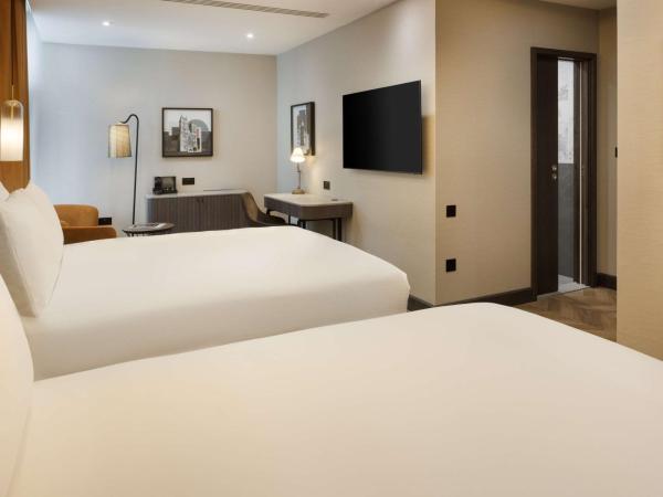 DoubleTree by Hilton London Victoria : photo 1 de la chambre chambre deluxe avec 2 lits doubles