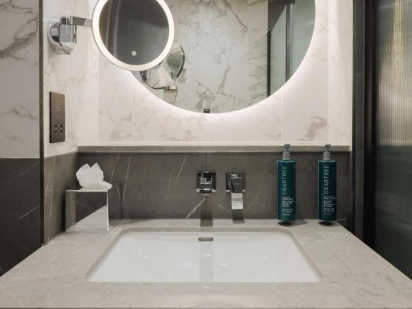 DoubleTree by Hilton London Victoria : photo 7 de la chambre chambre deluxe avec 2 lits doubles