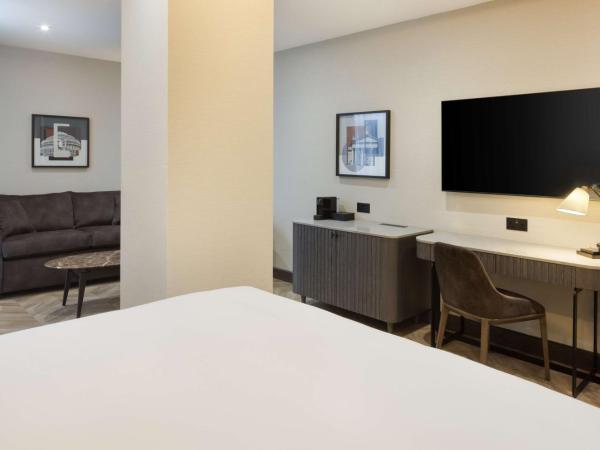 DoubleTree by Hilton London Victoria : photo 8 de la chambre chambre lit king-size familiale deluxe avec canapé-lit