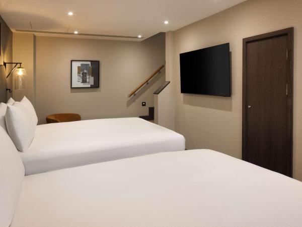 DoubleTree by Hilton London Victoria : photo 8 de la chambre duplex suite with two double beds and sofa bed