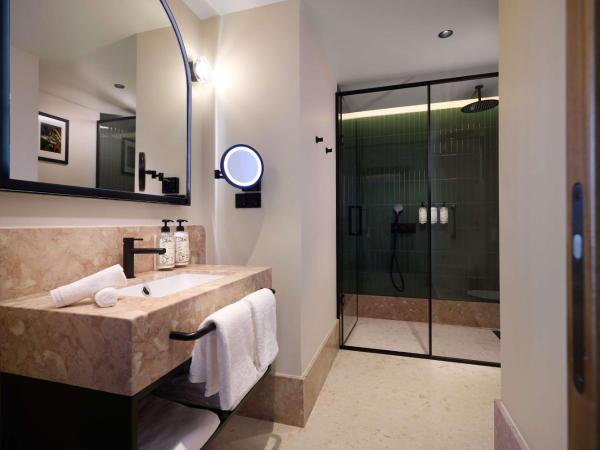 DUO Hotel Lisbon, Curio Collection by Hilton : photo 4 de la chambre chambre d'angle lit king-size