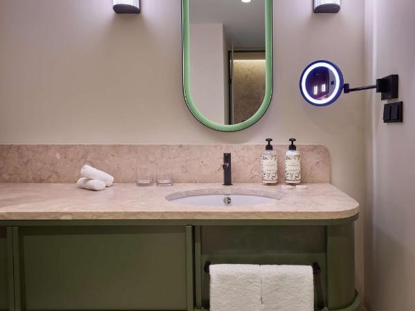 DUO Hotel Lisbon, Curio Collection by Hilton : photo 5 de la chambre chambre lit king-size deluxe