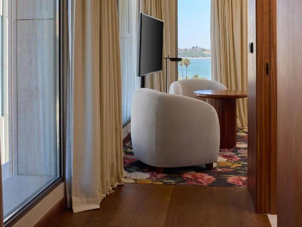 DUO Hotel Lisbon, Curio Collection by Hilton : photo 2 de la chambre chambre d'angle lit king-size