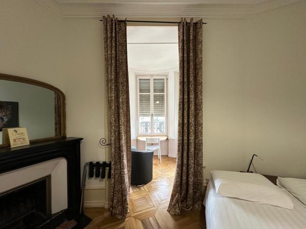 Hotel des Tourelles : photo 6 de la chambre chambre double avec salle de bains privative extérieure