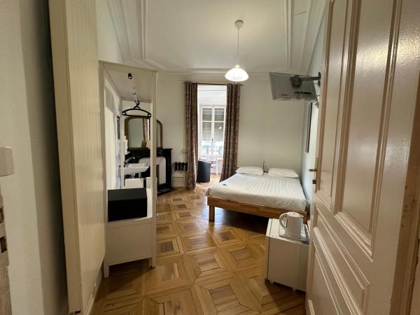 Hotel des Tourelles : photo 2 de la chambre chambre double avec salle de bains privative extérieure