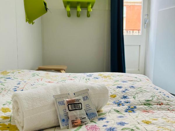 Central and Basic Universitat HOSTEL : photo 7 de la chambre chambre simple avec balcon