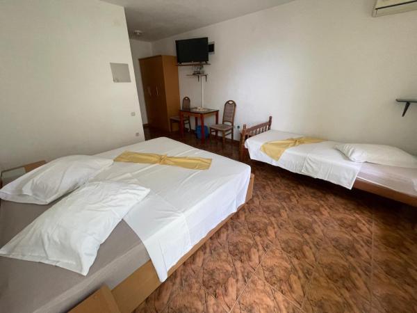 Hotel Biergarten Medulin : photo 5 de la chambre chambre triple