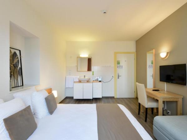 Hôtel du Marché : photo 10 de la chambre chambre double avec salle de bains commune