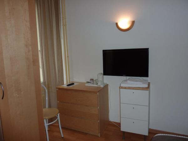 Hôtel du Marché : photo 3 de la chambre chambre simple avec salle de bains commune