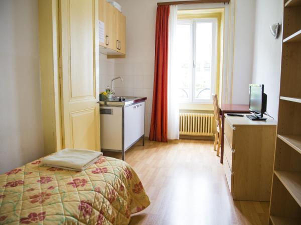 Hôtel du Marché : photo 3 de la chambre studio avec salle de bains commune (1 adulte)