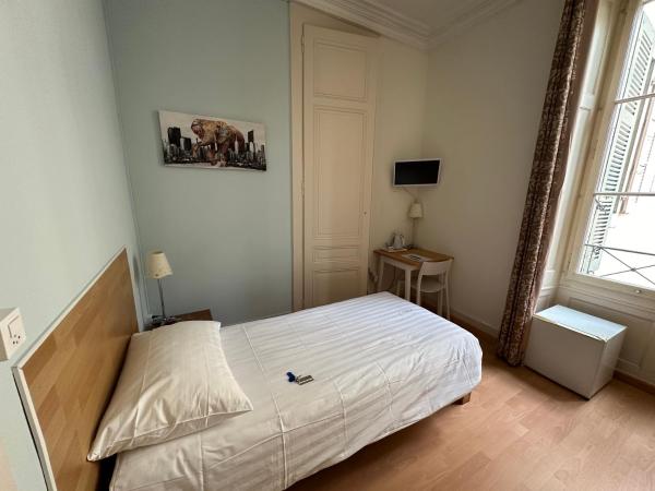 Hotel des Tourelles : photo 5 de la chambre chambre simple avec salle de bains extérieure privative