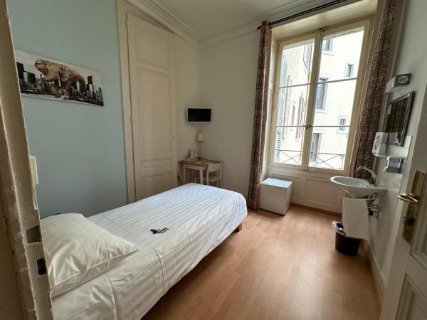 Hotel des Tourelles : photo 3 de la chambre chambre simple avec salle de bains extérieure privative