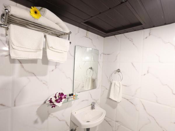 Sai Park Inn by UMRB - Mumbai Airport : photo 7 de la chambre suite deluxe avec lit king-size