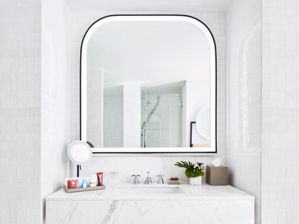 The Luxury Collection Hotel Manhattan Midtown : photo 5 de la chambre suite 1 chambre lit king-size avec douche accessible en fauteuil roulant - adaptée aux personnes à mobilité réduite/malentendantes