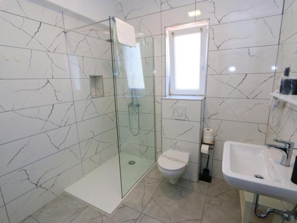 Pansion Comfort Sidro : photo 10 de la chambre chambre double avec terrasse - vue sur montagne