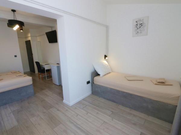 Pansion Comfort Sidro : photo 6 de la chambre chambre quadruple avec terrasse 