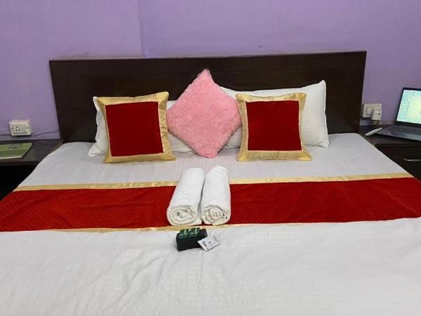 Travel monkey Hostel : photo 3 de la chambre chambre double avec salle de bains privative