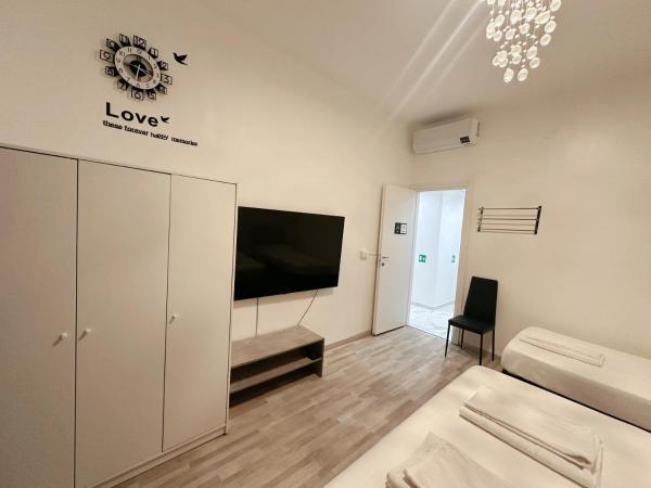 BED & BREAKFAST SAKURA : photo 9 de la chambre chambre triple avec salle de bains commune