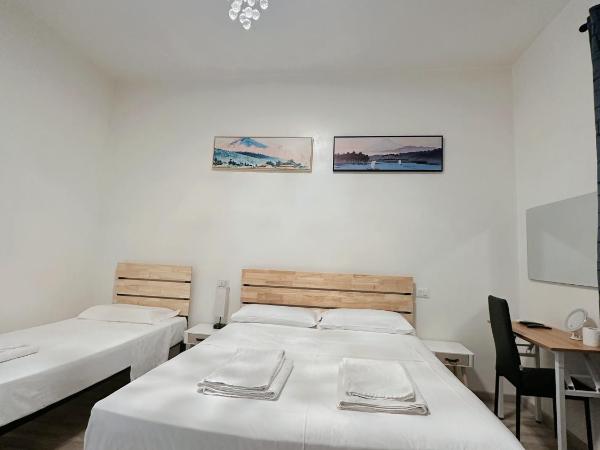 BED & BREAKFAST SAKURA : photo 8 de la chambre chambre triple avec salle de bains commune