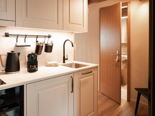 The Glen - GRINDELHOMES : photo 5 de la chambre the gemschi apartment