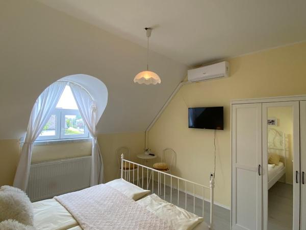 Vázsonyi Vendégház : photo 1 de la chambre chambre lits jumeaux - vue sur jardin