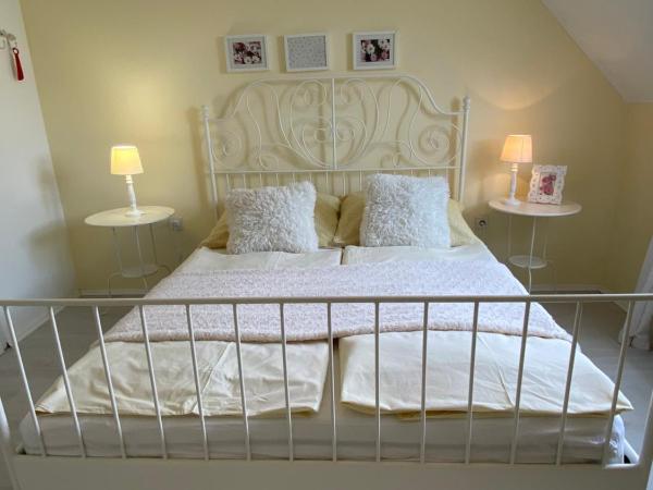 Vázsonyi Vendégház : photo 2 de la chambre chambre lits jumeaux - vue sur jardin