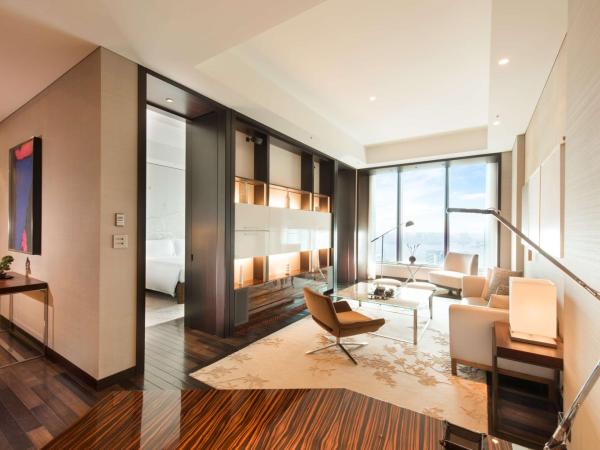 Conrad Tokyo : photo 2 de la chambre suite lit king-size de luxe - vue sur baie